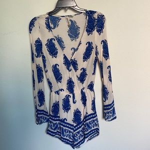 🌸$5 Mimi Chica Blue Paisley Bell sleeved Summer Romper | Size XS